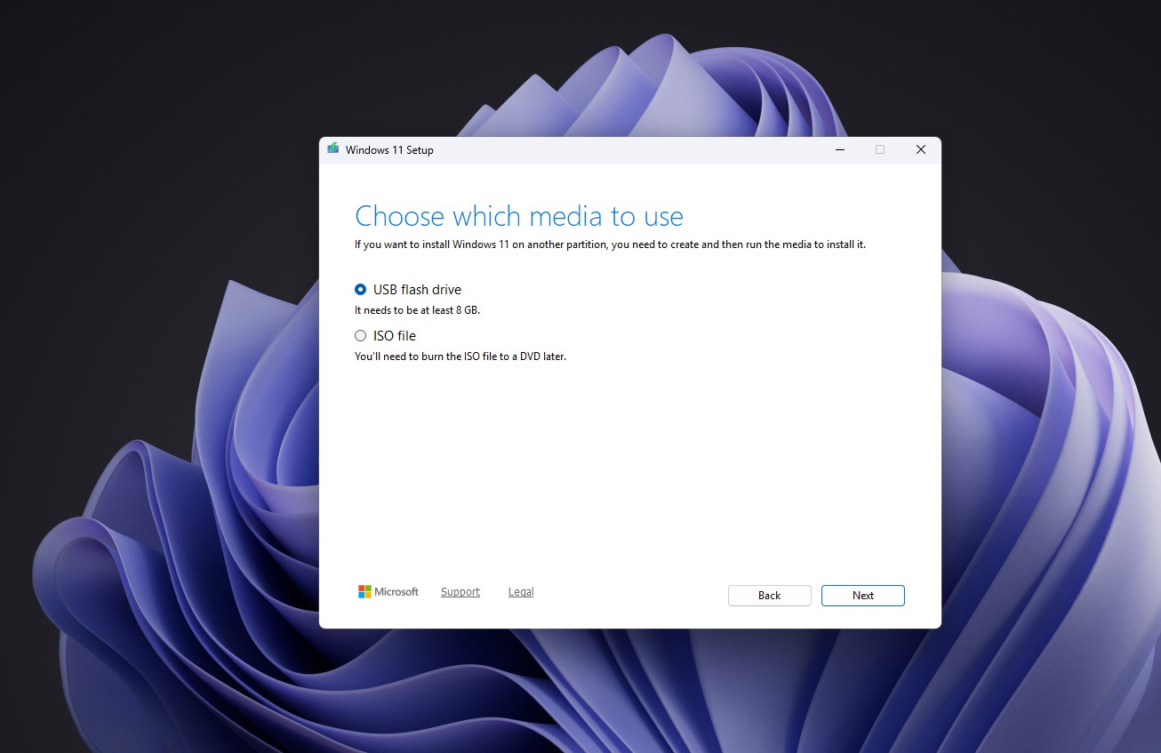 Selecting a USB flash drive or ISO file in the Media Creation Tool