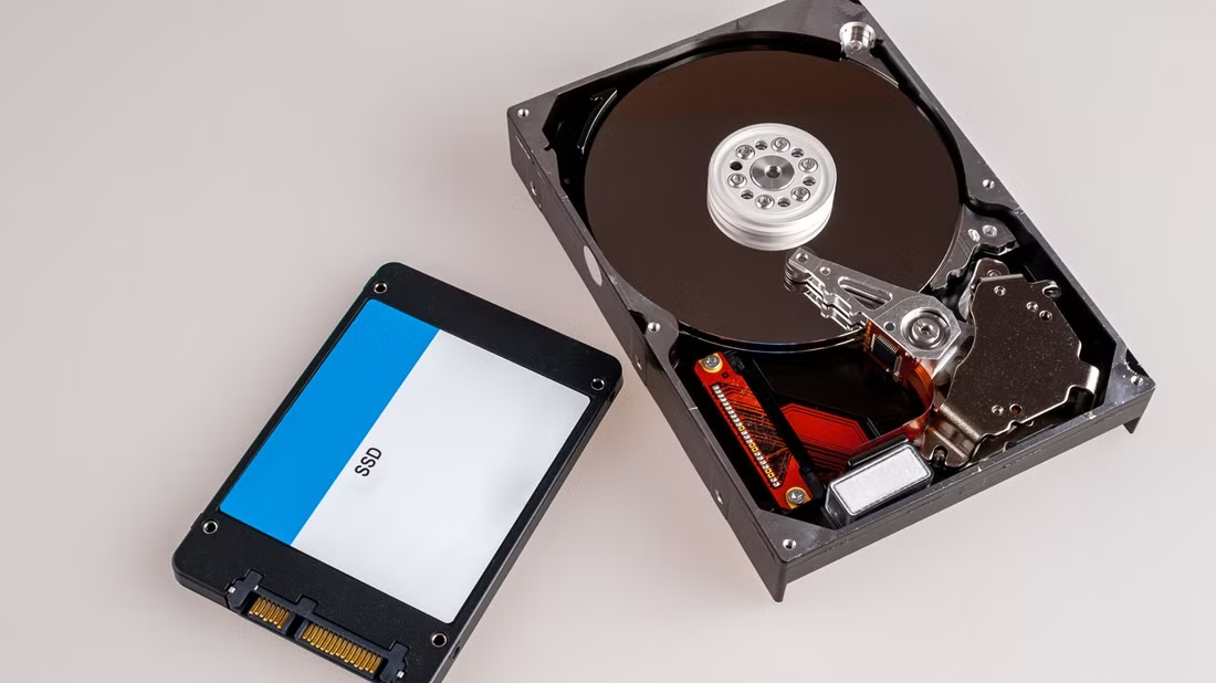 O Ryzen 7500F me impressionou. A CPU é um monstro em jogos, principalmente em jogos competitivos, onde consegue taxas absurdas de FPS. Tá precisando de chave do Windows no precinho?